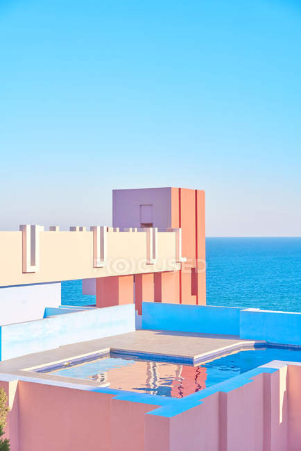 Erstaunliche Pool mit frischem Wasser reflektiert Himmel auf Dach des geformten Gebäudes in hellen sonnigen Tag — Stockfoto