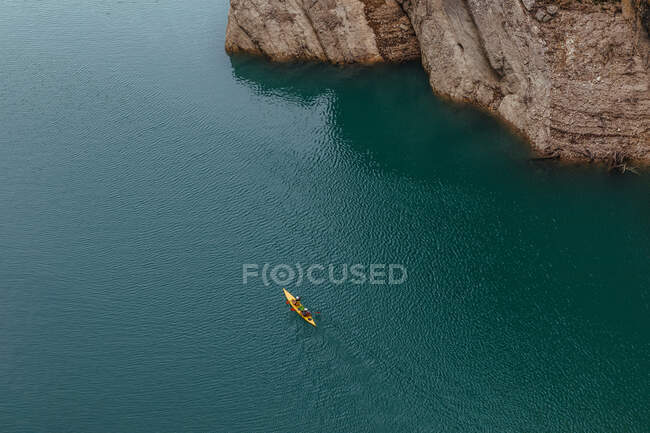 Des gens méconnaissables en kayak au milieu de la rivière — Photo de stock