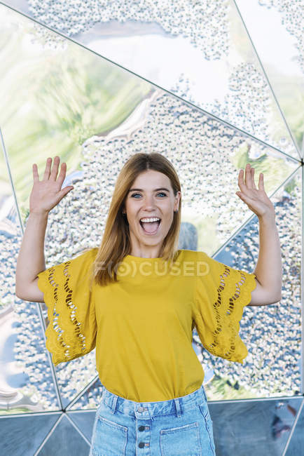 Retrato de joven mujer alegre elegante posando sobre fondo de metal - foto de stock