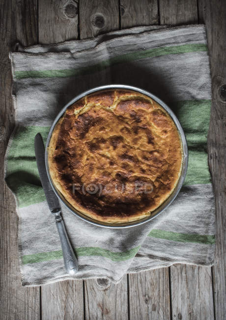 Hüttenkäse gebackener Pudding serviert auf Teller auf Handtuch gegen Holztisch — Stockfoto