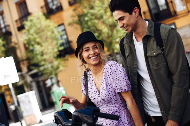 Joven pareja alegre riendo y caminando durante citas al aire libre - foto de stock