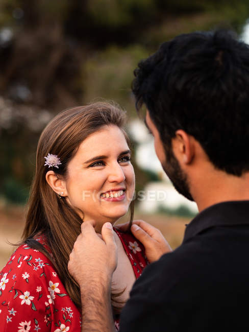 Man smiling at wife in blurred nature — Stock Photo