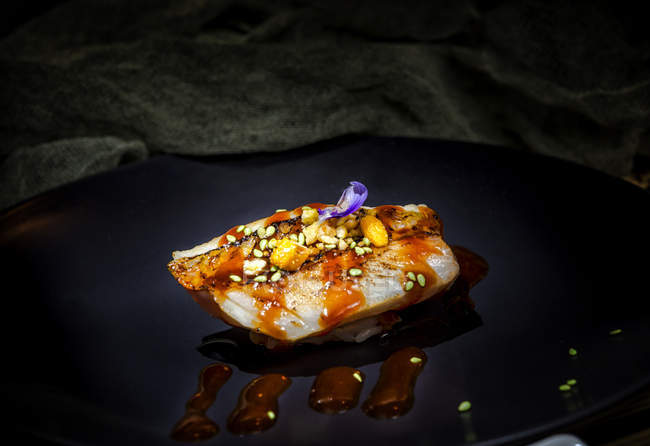 Apetitivo sushi colorido delicioso con pescado servido en la mesa en el restaurante - foto de stock
