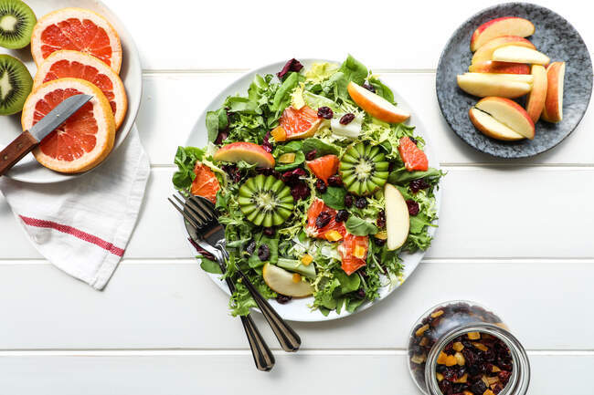 Salada gostosa com bacon e croutons — Fotografia de Stock