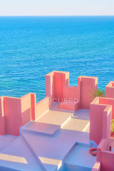 Причудливый лабиринт стен и синего моря в яркий солнечный день — стоковое фото
