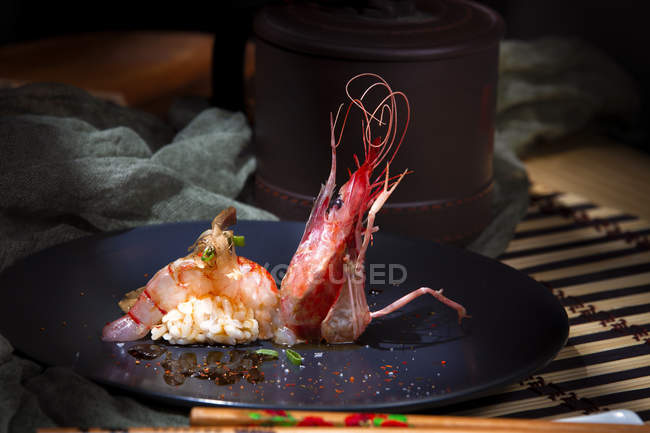 Aperitivo delizioso gambero colorato servito con riso a tavola nel ristorante — Foto stock