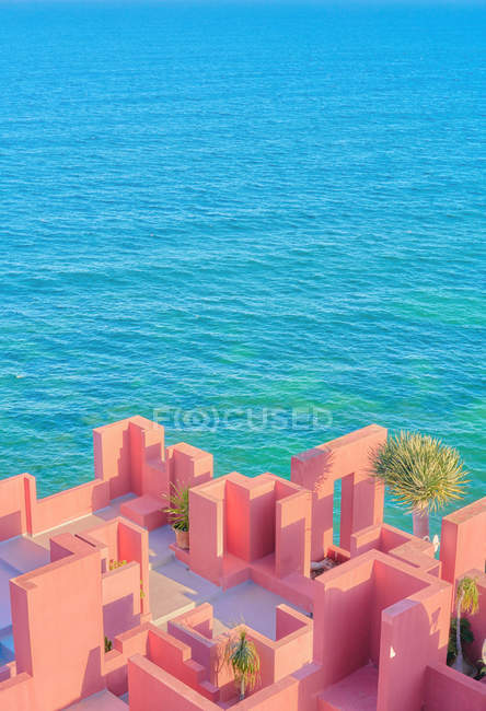 Причудливый лабиринт стен и синего моря в яркий солнечный день — стоковое фото
