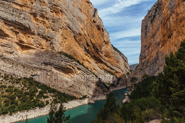 Вид зверху приголомшлива річка тече в ущелині між двома зеленими пагорбами — стокове фото