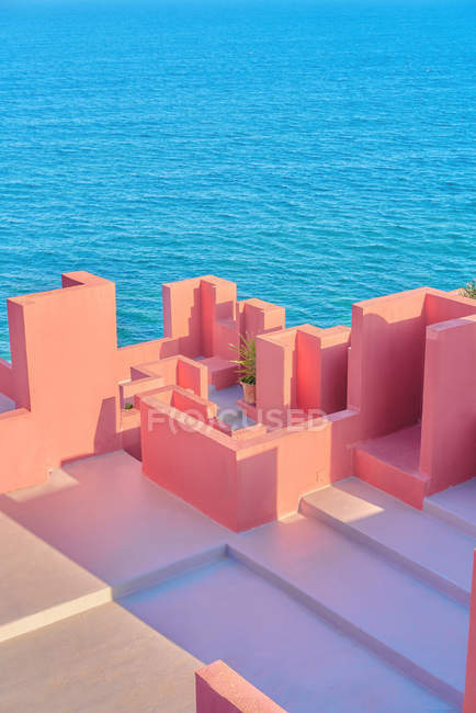 Quaint maze of walls and blue sea in bright sunny day — Stock Photo