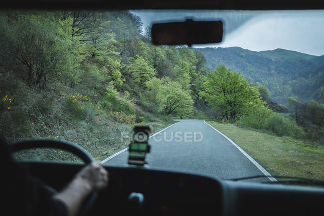 Blick aus dem Inneren des Autos auf die leere Straße des ländlichen Raums bei bewölktem Wetter — Stockfoto