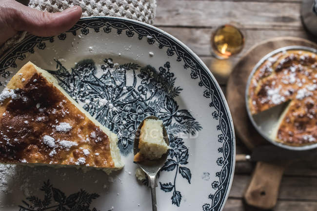Du dessus fromage cottage au four pudding servi sur une assiette sur une table en bois servi — Photo de stock