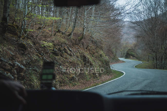 Vista dall'interno auto di strada vuota della zona rurale in tempo coperto — Foto stock