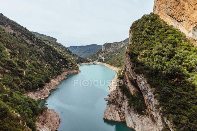 De cima ver um rio deslumbrante correndo em desfiladeiro entre duas colinas verdes — Fotografia de Stock
