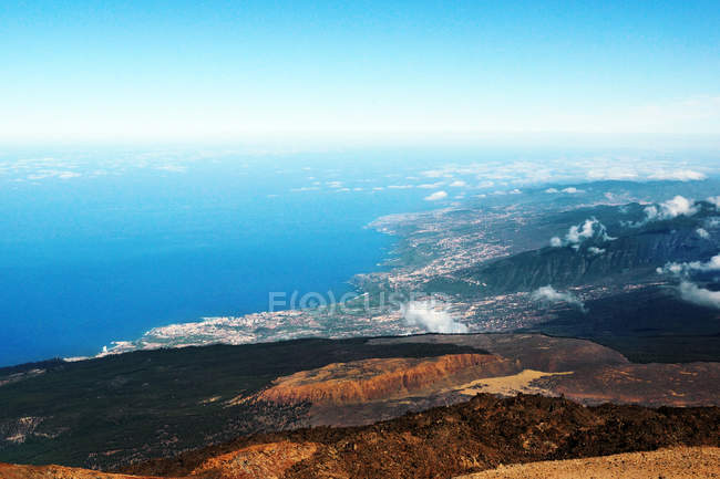 Вид с воздуха на море и дикую местность рядом с вулканом, расположенным на острове Тенерифе, Испания — стоковое фото