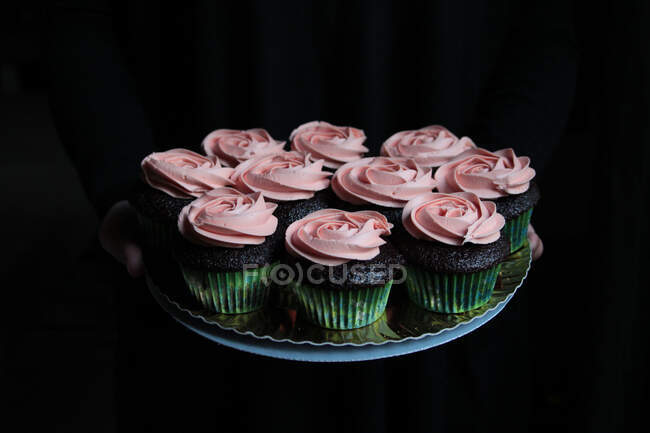 Cupcakes com cobertura rosa composta em placa — Fotografia de Stock