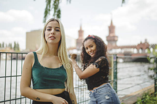 Young beautiful cheerful women having fun on Berlin river on summer day — Stock Photo