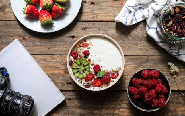 Creamy dessert with ripe strawberry and raspberry with kiwi — Stock Photo