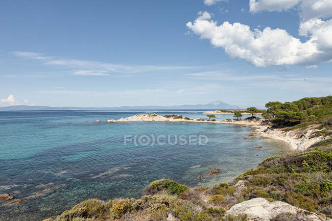 Pittoresca vista dell'isola rocciosa e del fondo del mare nella soleggiata giornata estiva a Halkidiki, Grecia — Foto stock