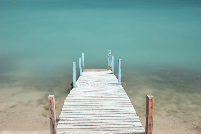 Покинутий причал у кришталево-блакитній воді, Халкідіки, Греція — стокове фото