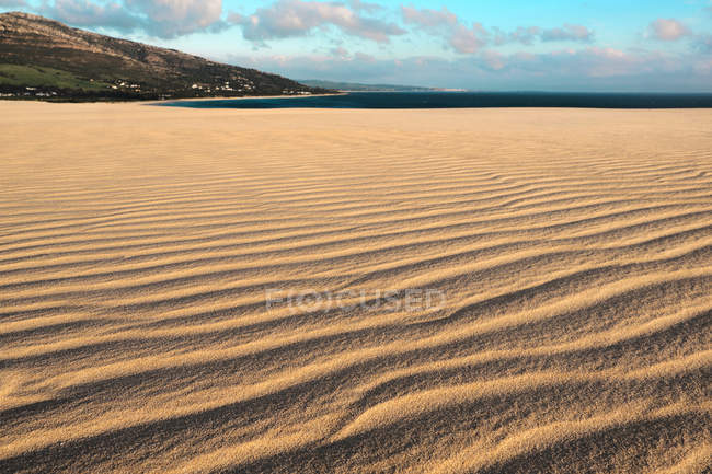 Paysage pittoresque de plage de sable ondulé texturé du littoral éloigné de Tarifa, Espagne — Photo de stock