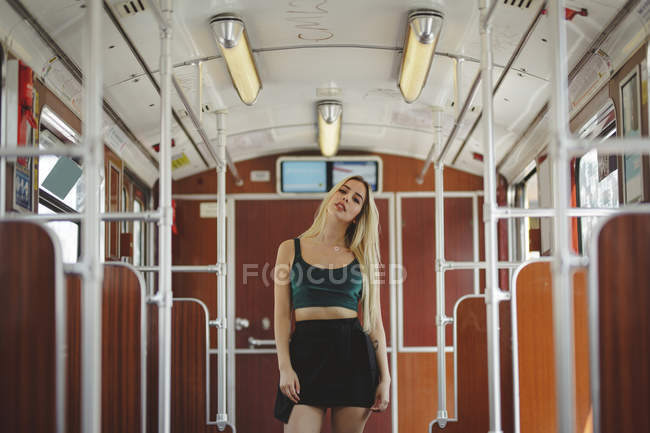 Giovane donna bionda in piedi in treno auto a Berlino — Foto stock