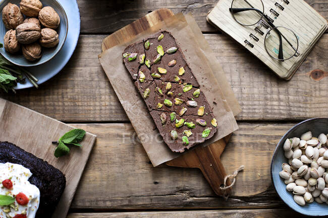 Chocolate dessert sprinkled with pistachios on table — Stock Photo