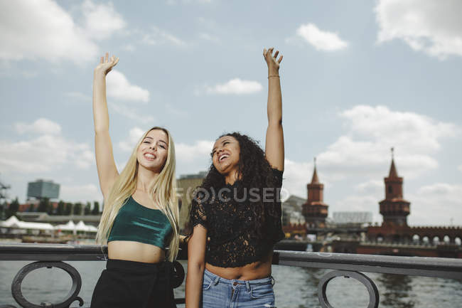 Young beautiful cheerful women having fun on Berlin river on summer day — Stock Photo