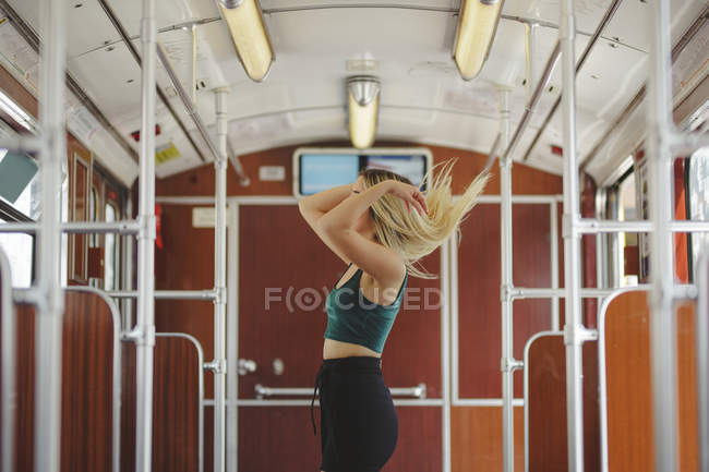 Молодая блондинка прыгнула в вагон поезда в Берлине — стоковое фото