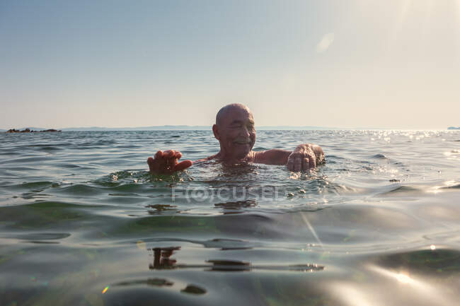 Front du nageur complètement immergé dans l'eau par temps ensoleillé, Halkidiki, Grèce — Photo de stock