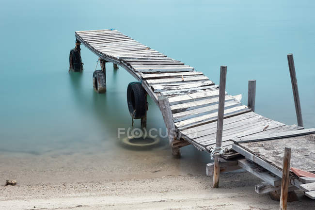 Verlassene zerstörte Seebrücke in kristallblauem Wasser, Chalkidiki, Griechenland — Stockfoto