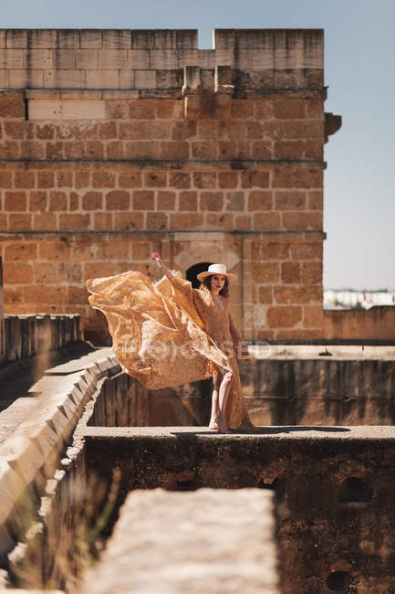 Stilvolle Frau auf alter Brücke — Stockfoto