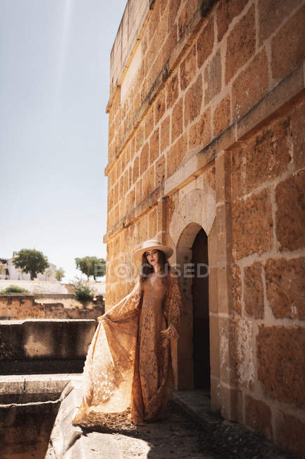 Elegante donna in antica fortezza — Foto stock