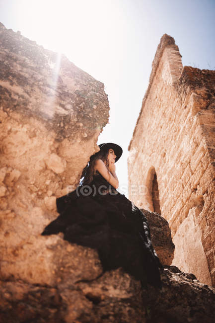 Красивая женщина в руинах старого замка — стоковое фото