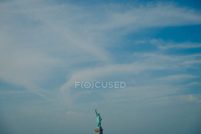 Дивовижний вид на блакитне небо Манхеттена зі статуєю свободи на фоні — стокове фото