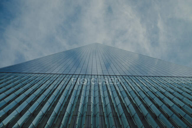 De baixo vista de um edifício de vidro moderno em Nova Iorque — Fotografia de Stock