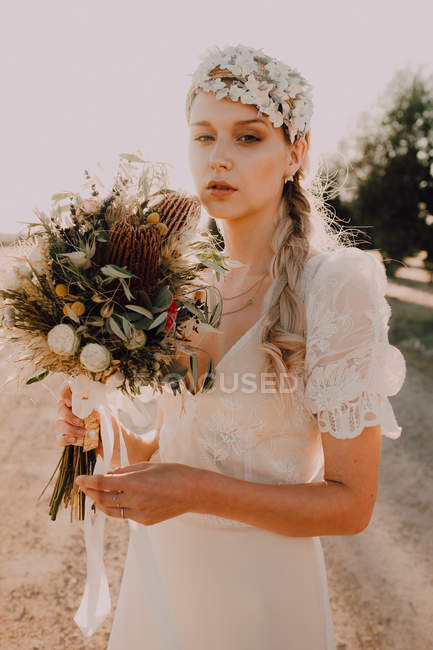 Женщина в платье с букетом цветов — стоковое фото