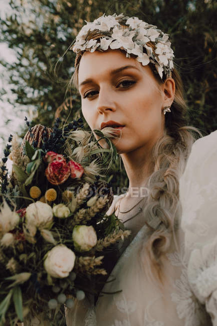 Femme en robe avec bouquet de fleurs — Photo de stock