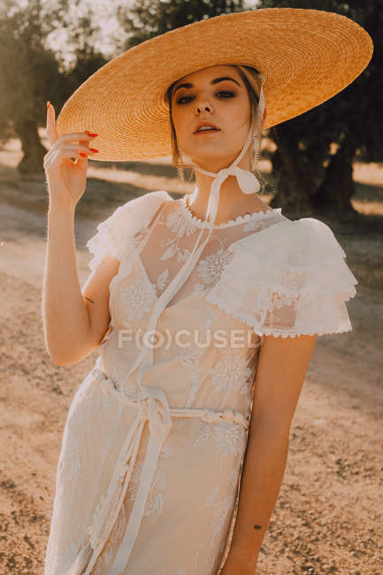 Mulher imponente bonita em chapéu em dia ensolarado brilhante — Fotografia de Stock