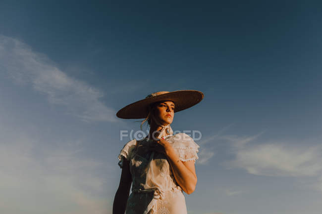 Красивая величественная женщина в шляпе в яркий солнечный день — стоковое фото