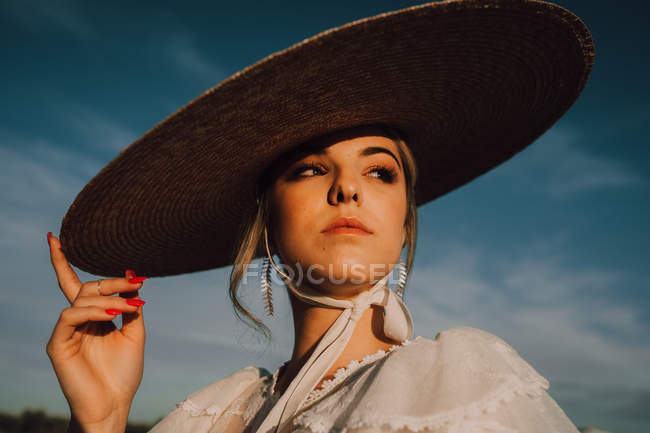 Bella donna maestosa in cappello in luminosa giornata di sole — Foto stock