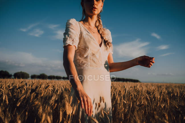 Mulher no meio do campo de trigo — Fotografia de Stock