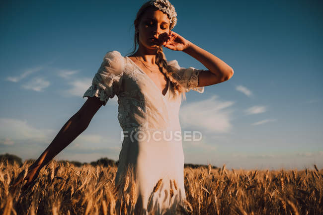 Femme au milieu du champ de blé — Photo de stock