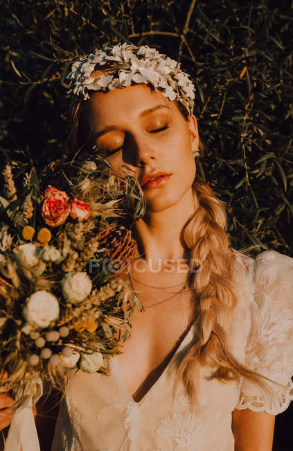 Frau im Kleid mit Blumenstrauß — Stockfoto