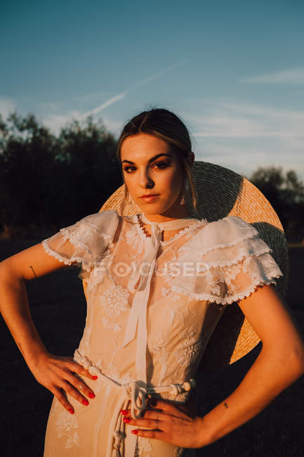 Frau im Kleid posiert für die Natur — Stockfoto
