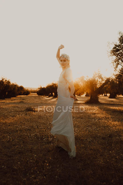 Femme en robe posant sur la nature — Photo de stock
