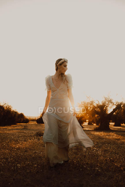 Женщина в платье, позирующая на природе — стоковое фото