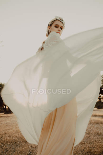 Frau im Kleid posiert für die Natur — Stockfoto