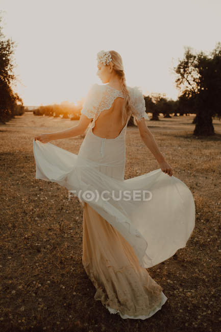 Женщина в платье, позирующая на природе — стоковое фото