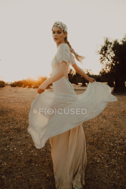 Femme en robe posant sur la nature — Photo de stock