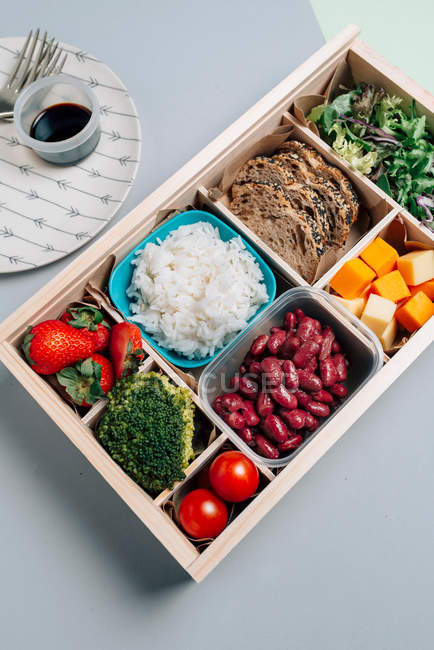 Lebensmittelbox mit Zutaten für die Ernährung per Copybook und Teller — Stockfoto